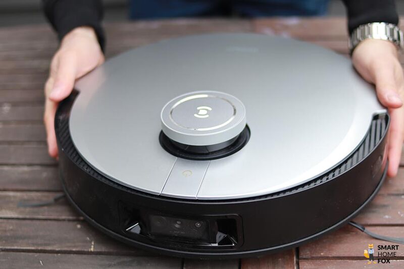 Der Ecovacs Deebot X1 Saugroboter ist von oben zu sehen